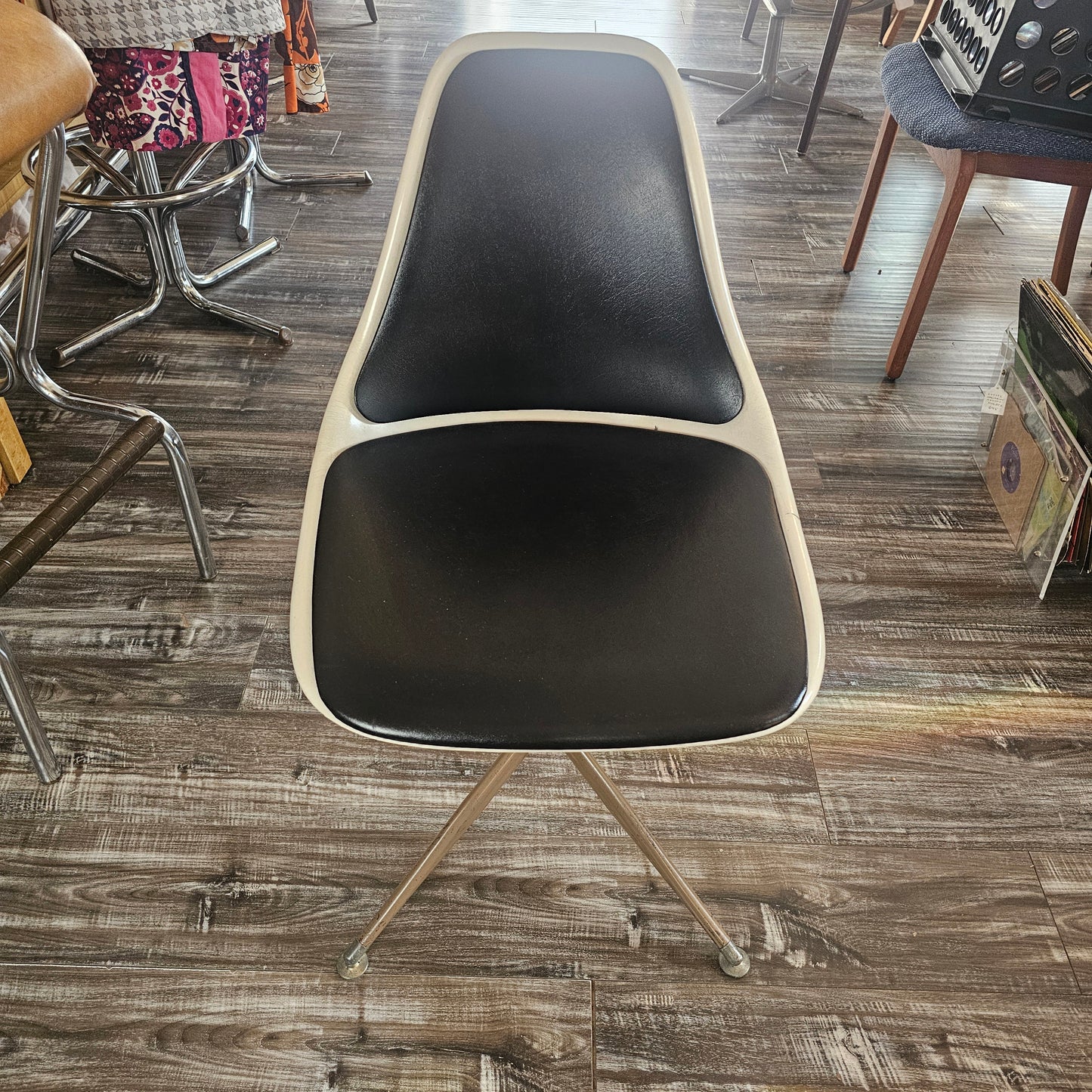 Mid Century Fiberglass Shell Swivel Chair