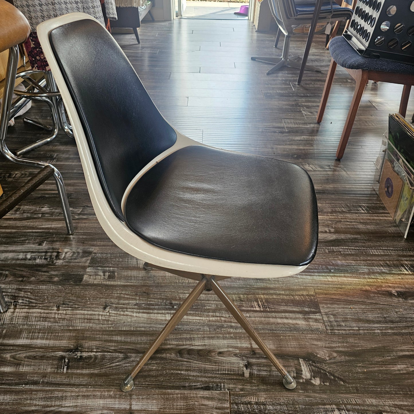 Mid Century Fiberglass Shell Swivel Chair
